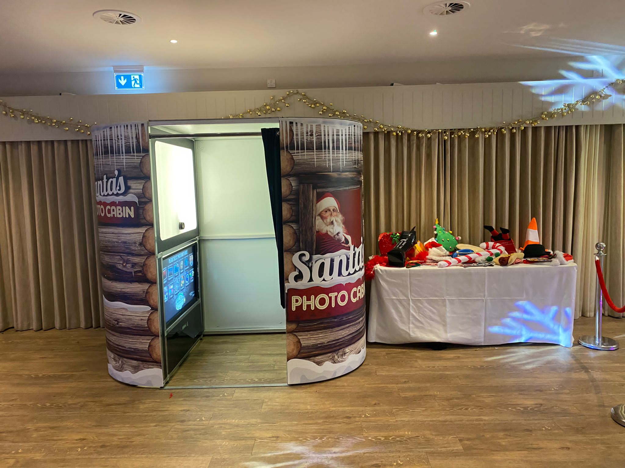 christmas-photo-booth with props